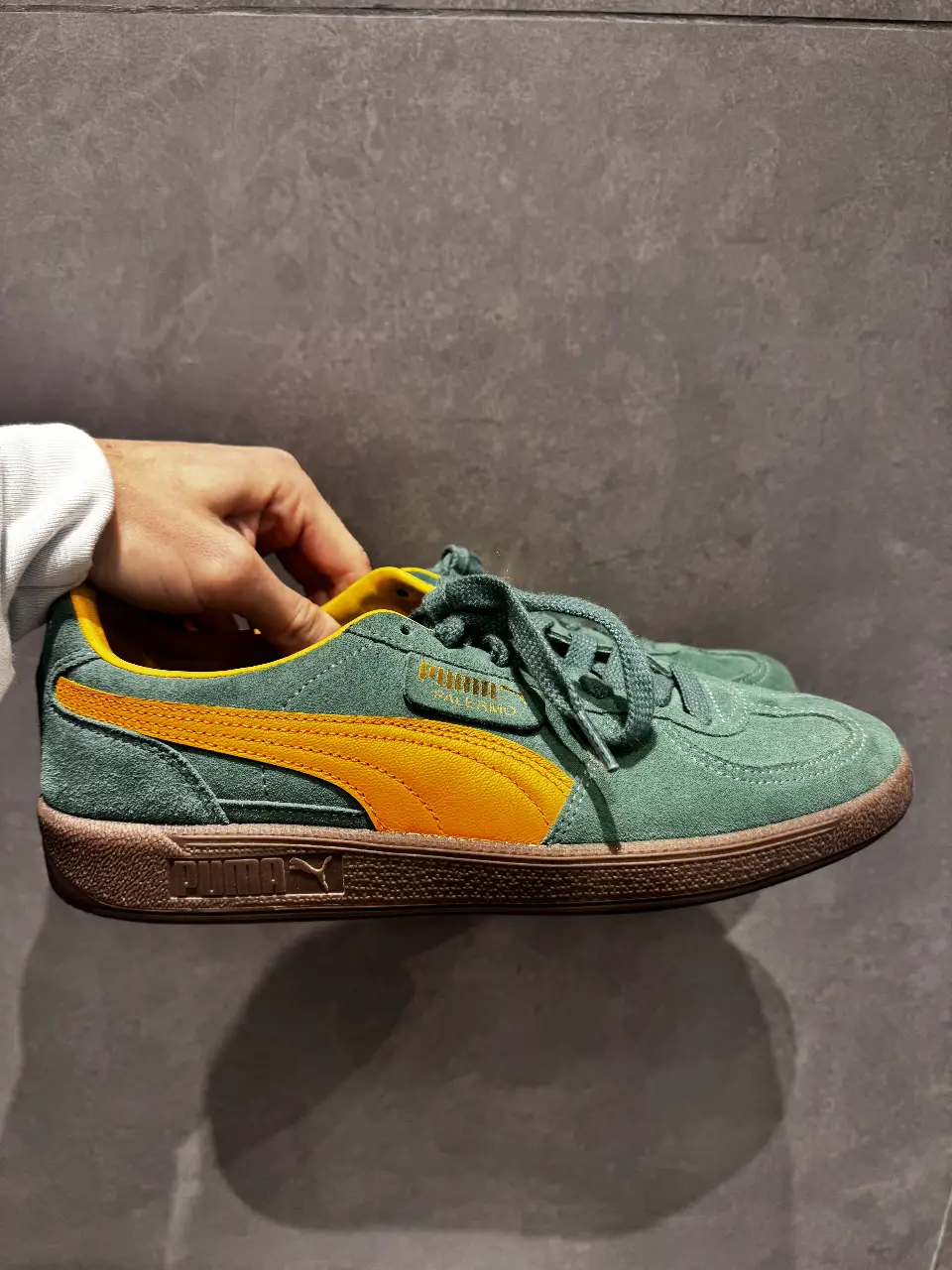 Zapatillas Puma Palermo de hombre, color verde con detalles en amarillo y suela marrón. Diseño retro, ideales para un look casual y con estilo.