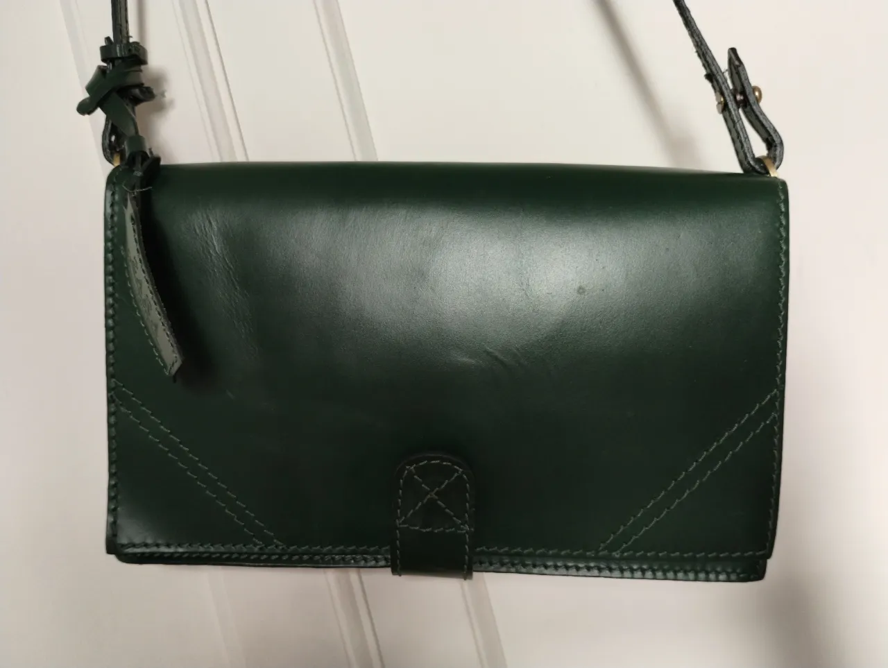 Cartera ZARA verde de cuero, estilo sobre, con detalles de costura y cierre de botón. aprox mide 12x20. muy buen estado.
