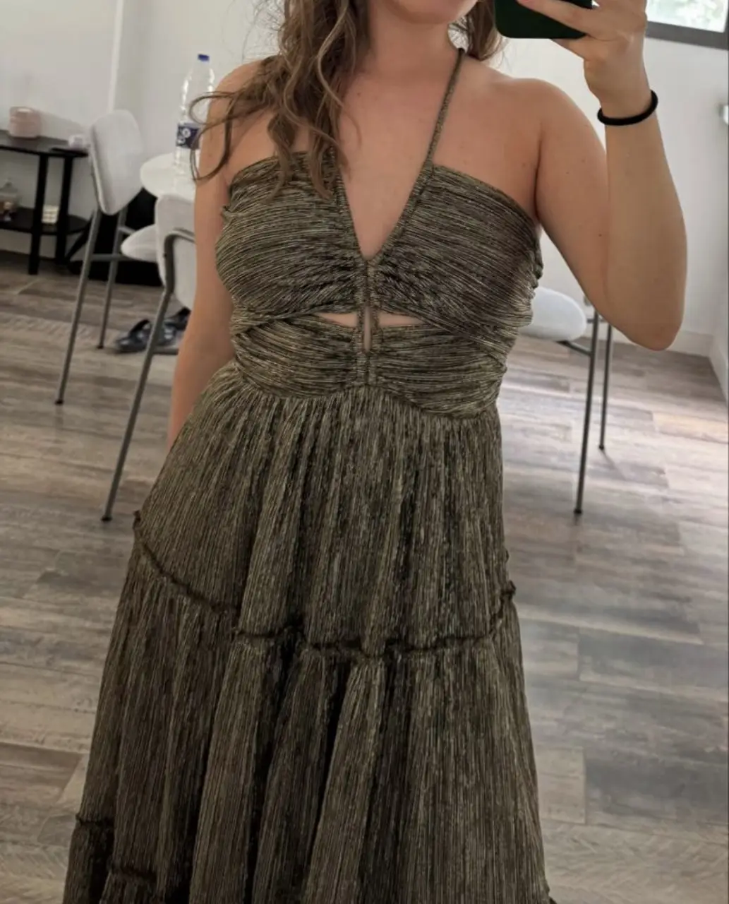 Vestido largo dorado con diseño drapeado y abertura en el centro del busto. Ideal para eventos especiales y fiestas.