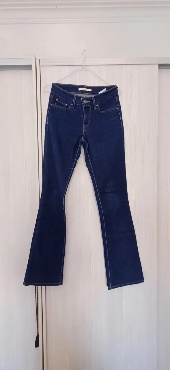 Jeans de mujer Levi's 715 Bootcut, tiro medio, corte bota. Talle 25.