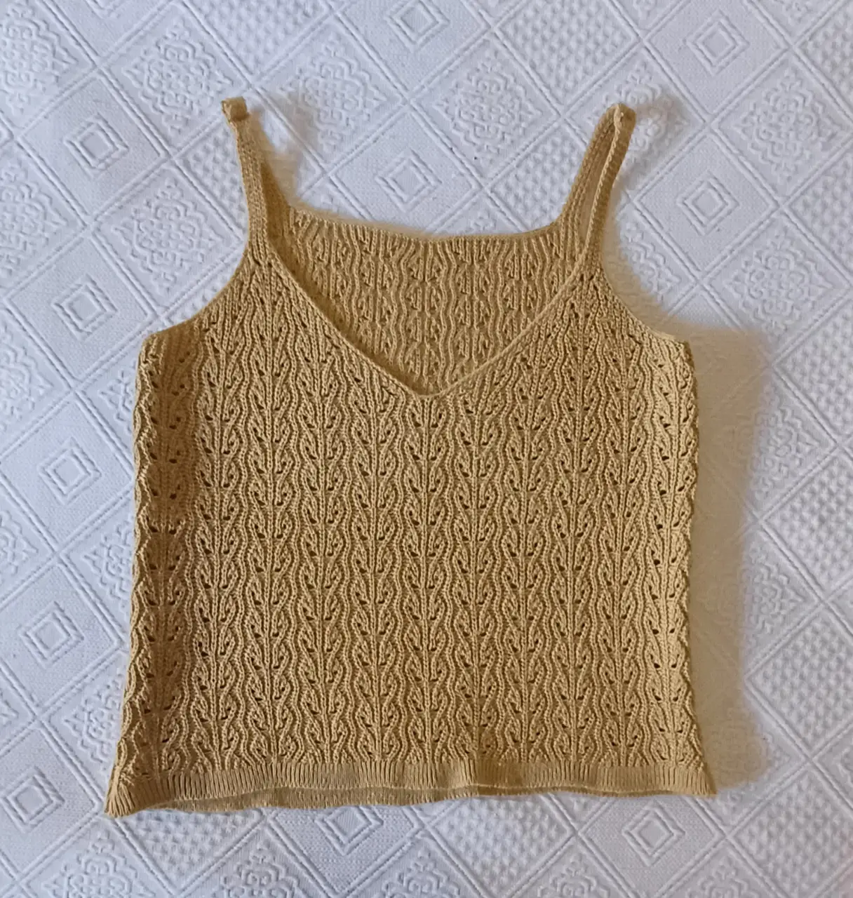 Top tejido de verano, con diseño calado y escote en V. Ideal para un look fresco y artesanal.