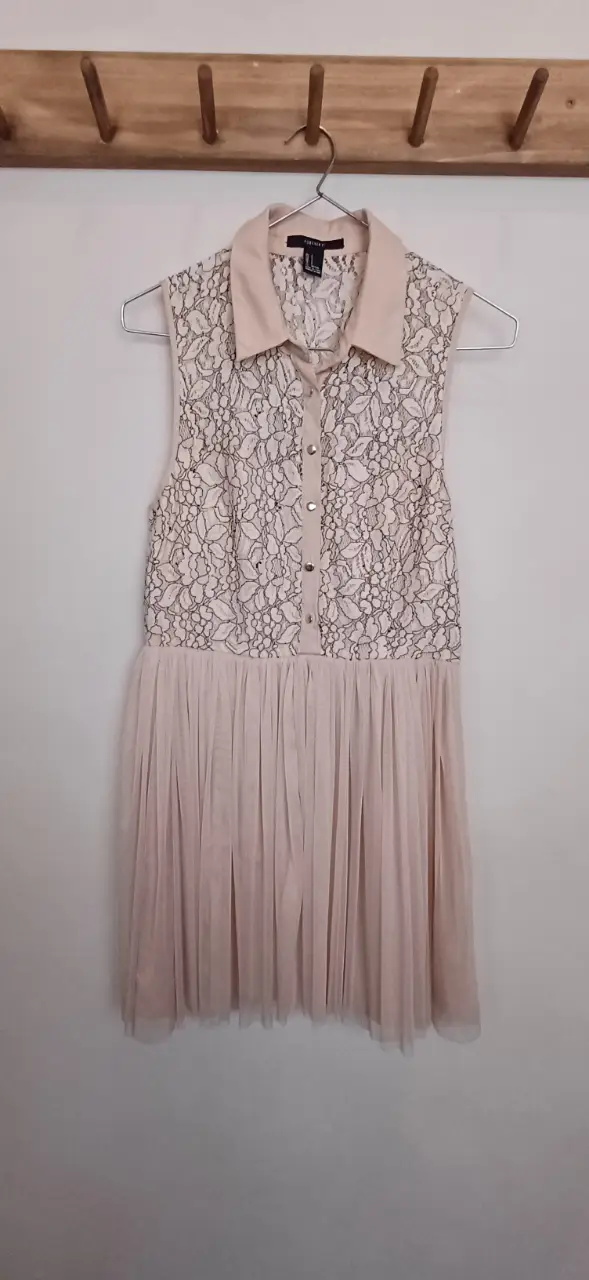 Vestido midi de encaje y tul en color crudo. Ideal para eventos especiales o salidas. Diseño elegante y femenino.