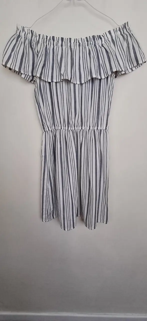 Vestido midi con hombros descubiertos y estampado a rayas. Ideal para un look fresco y veraniego.