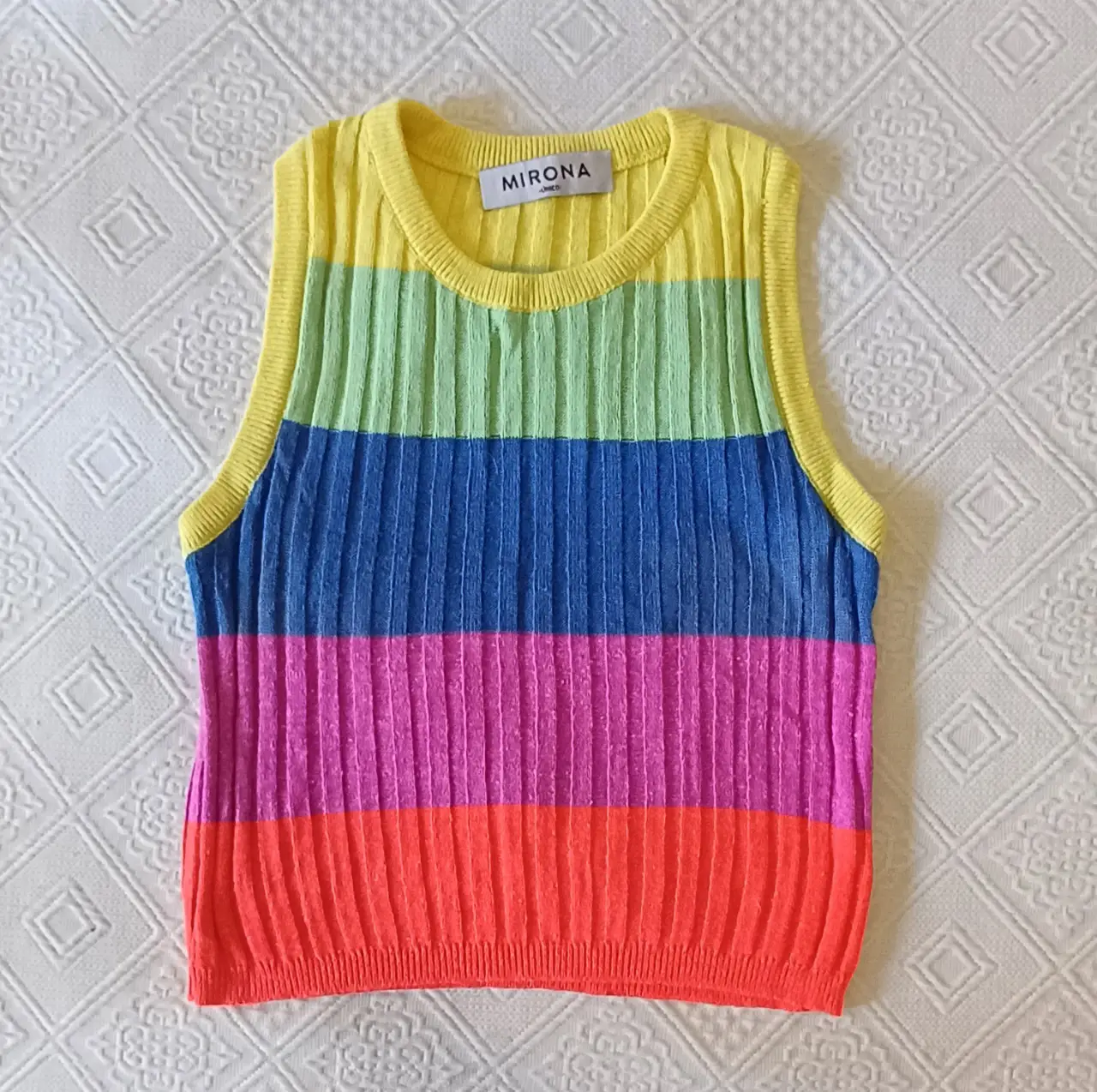 Top tejido a rayas horizontales en colores vibrantes. Ideal para un look moderno y llamativo.