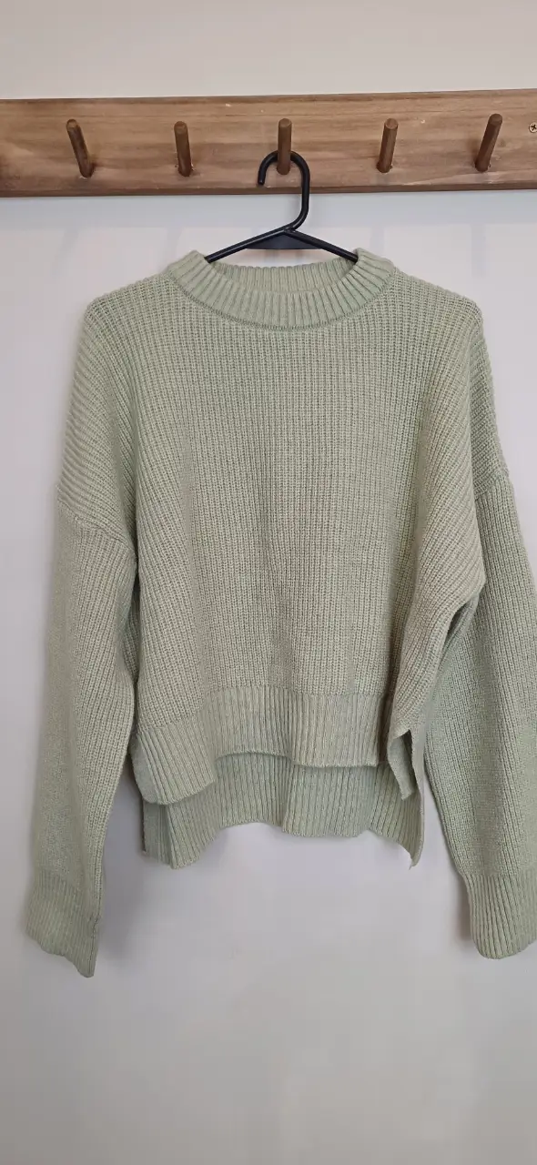 Sweater de cuello redondo en color verde claro, tejido de punto, nuevo sin uso, talle único de la marca.