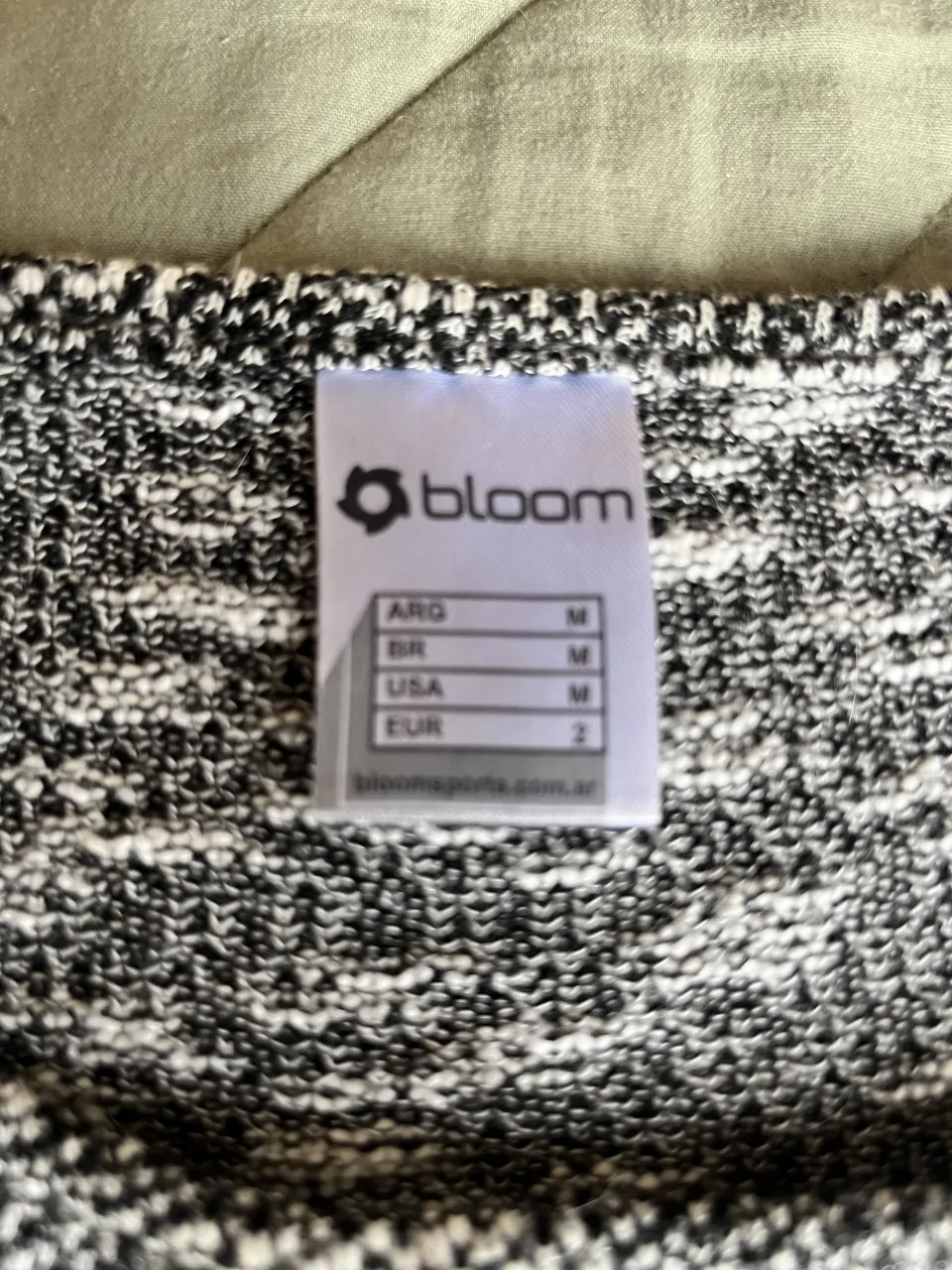 Sweater de tejido jaspeado en tonos grises y blancos. Posee cuello redondo y mangas largas. Su corte es moderno y favorecedor, ideal para el día a día.