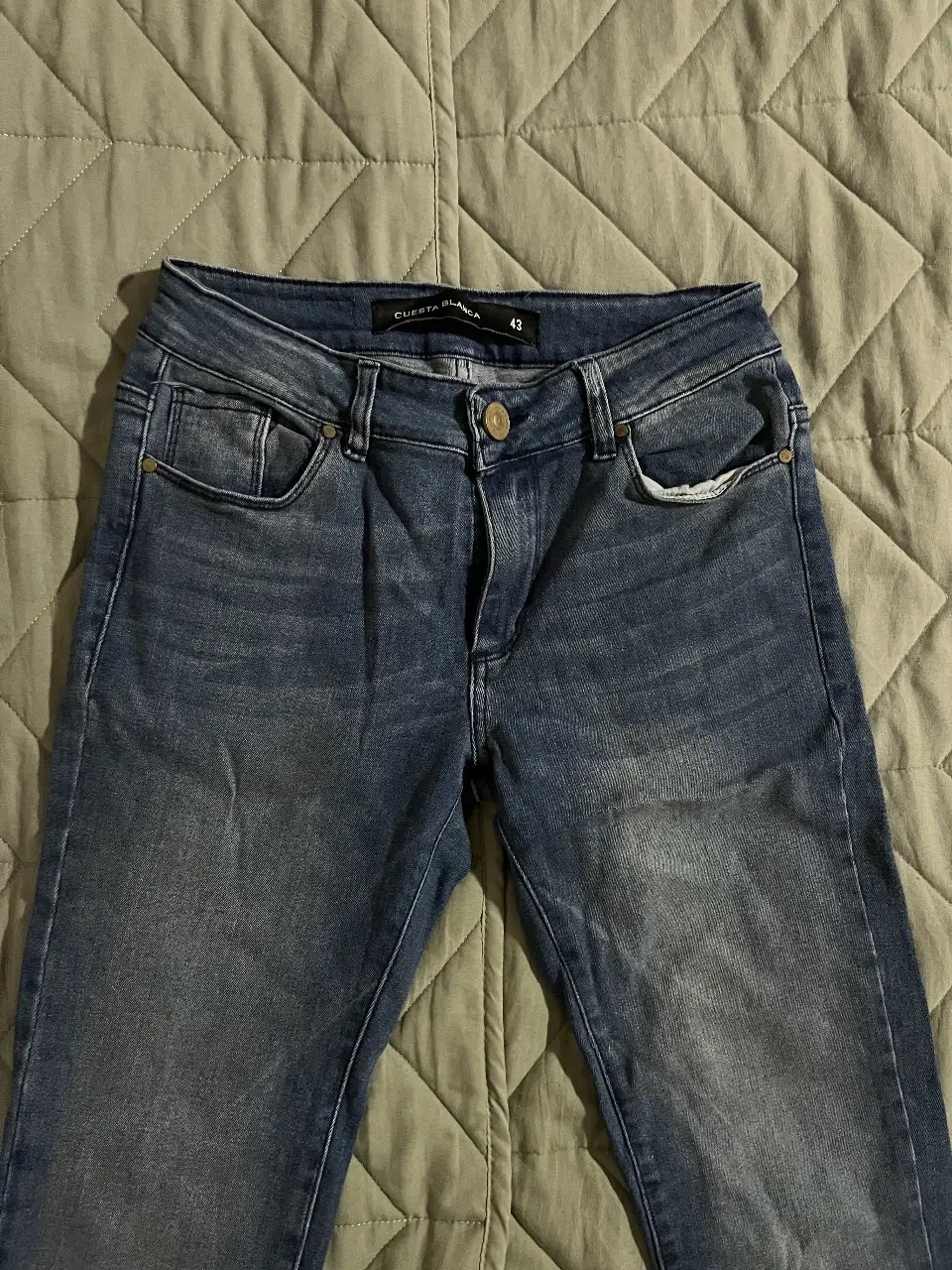 Jeans de mujer, corte skinny, color azul gastado. Marca Cuesta Blanca, talle 43.