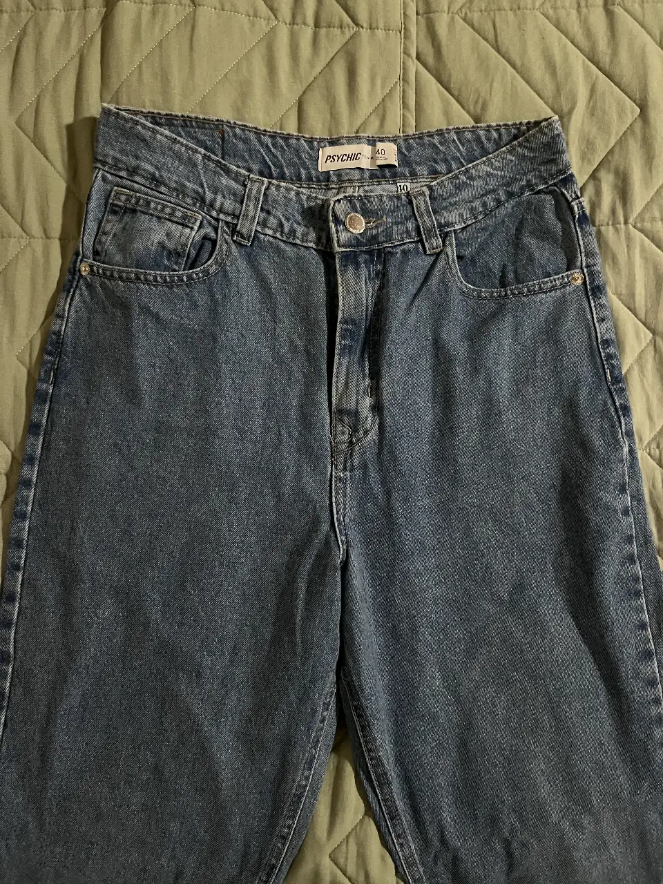 Jeans mom de tiro alto, color azul. Marca Psychic, talle 40. Ideal para un look casual y cómodo.