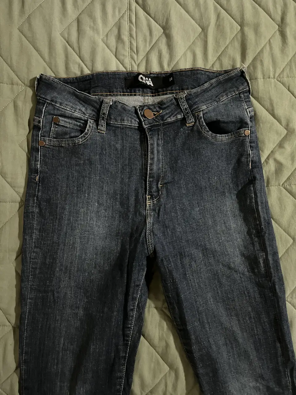 Jeans de mujer, tiro alto, color azul oscuro, elastizado con detalles de costura y bolsillos clásicos. Marca Ona Saez Jeans, talle 38.