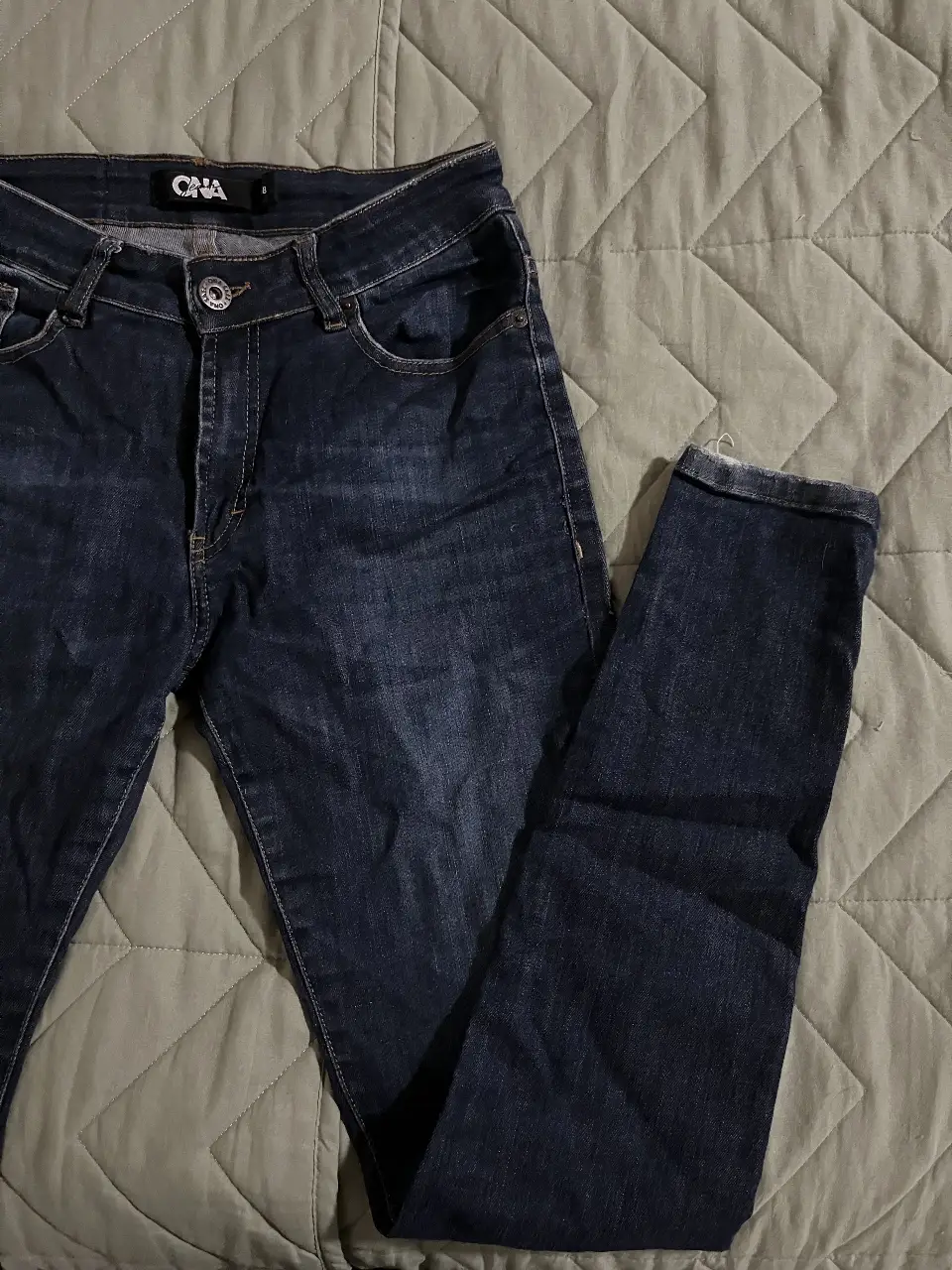 Jeans de mujer, tiro medio, color azul oscuro, elastizado de la marca Ona Saez Jeans, talle 38. Corte skinny, ideal para un look casual y versátil.