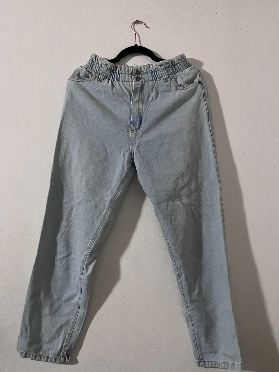 Jeans de mujer tiro alto, con cintura elastizada y botones. Corte recto, ideal para un look casual y cómodo. Marca Sisa Denim, talle 40.
