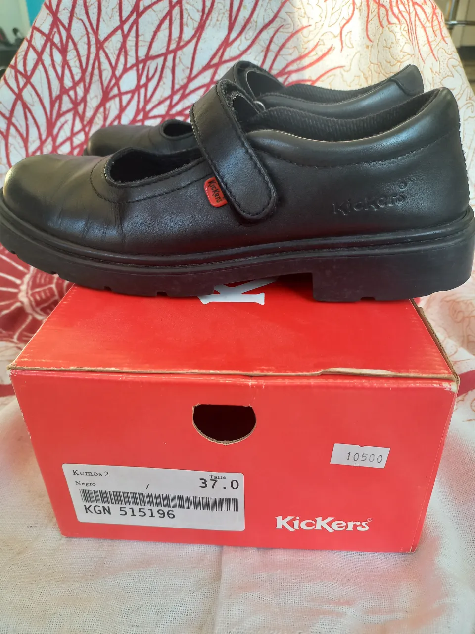 Zapatos negros de cuero para niñas, con abrojo y suela antideslizante. Ideales para el colegio o uso diario. Marca Kickers.