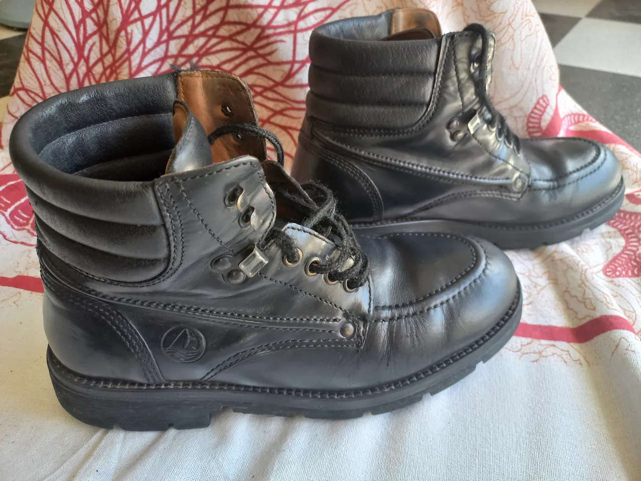 Botas de cuero negras, ideales para el frío y para darle un toque canchero a tu look. Son súper cómodas y resistentes, perfectas para el día a día o para una salida.