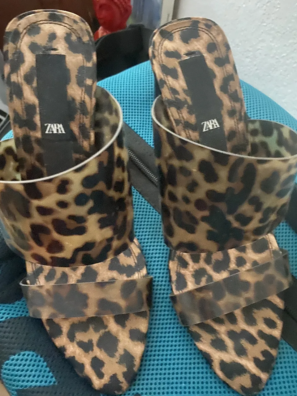 Sandalias de mujer Zara con estampado de leopardo y detalles transparentes. Ideales para un look moderno y audaz.