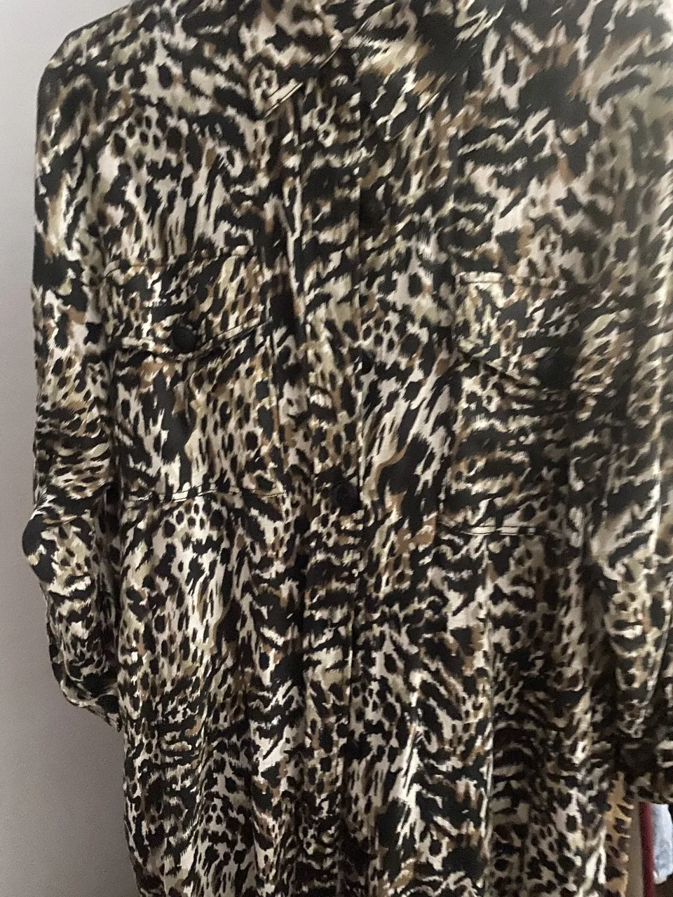 Camisa estampada de mujer, con estampado animal print. Marca Zara, talle XS. Con botones y bolsillos.