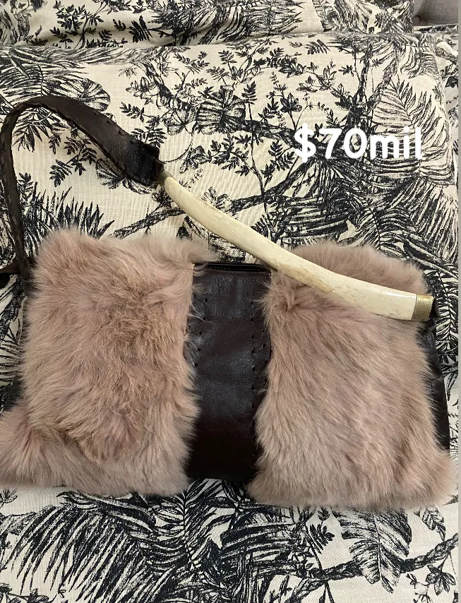 Cartera de mano con piel de pelo largo en tonos rosados y cuero marrón. Detalles artesanales y un diseño único. cuero natural 