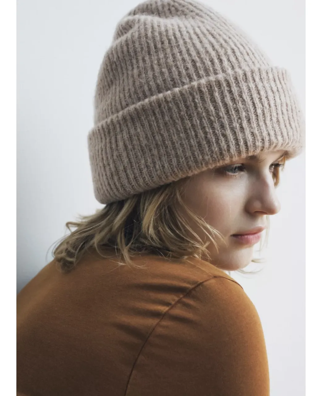 Gorrito de lana tejido, súper suave y calentito. Ideal para los días fríos, con un diseño clásico y versátil que va con todo. Perfecto para completar tu look de invierno.