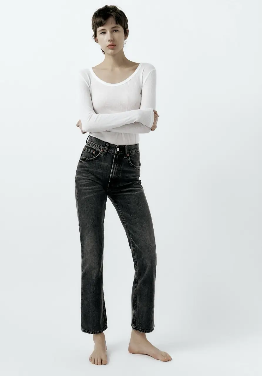 Jeans rectos de color gris oscuro, tiro alto, con un diseño clásico de cinco bolsillos. Perfectos para un look casual y versátil.