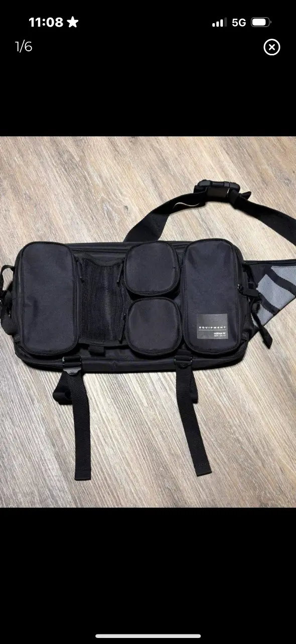 Morral Adidas Equipment negra con múltiples compartimentos y detalles reflectantes. Ideal para llevar tus esenciales con estilo y comodidad.