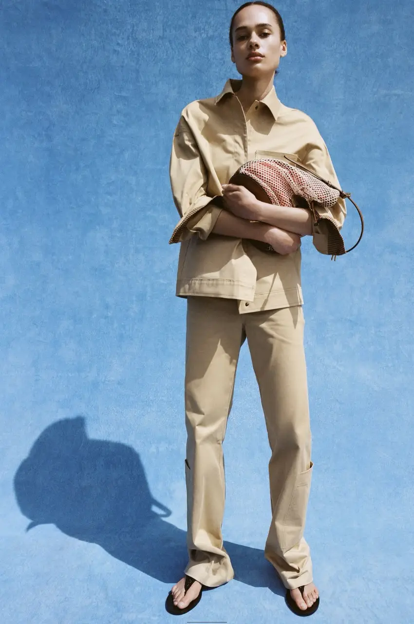 Pantalón sastrero de color khaki, con bolsillos delanteros y traseros. Corte recto y holgado, ideal para un look casual y moderno.