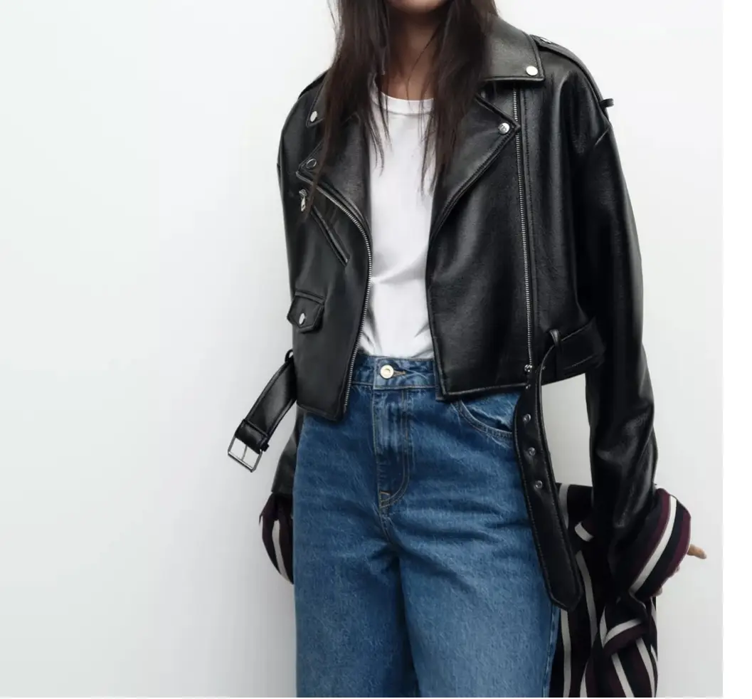 Campera biker de cuero sintético para mujer. Corte entallado, con detalles de cierre y cinturón en la cintura. Ideal para un look rockero y canchero.