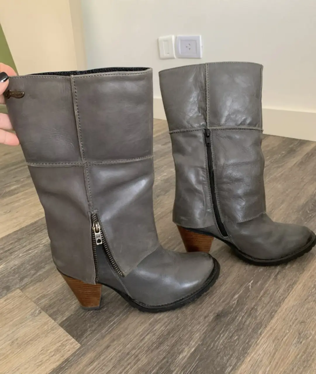 Botas de cuero grises con taco de madera y cierre lateral. Talle 39.