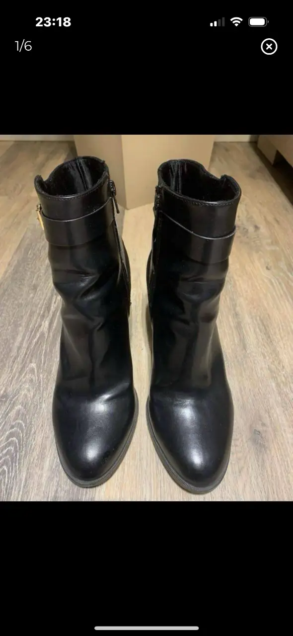 Botines negros de cuero sintético con detalles de hebilla y cierre lateral. Talle 39, marca H&M. Ideales para un look elegante y moderno.