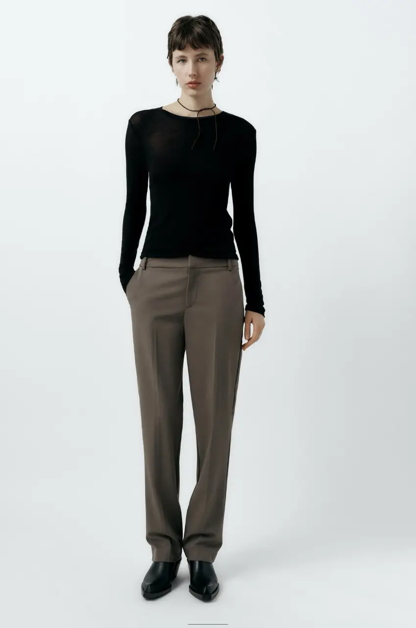 Pantalón sastrero de corte recto en color marrón. Ideal para un look elegante y versátil.