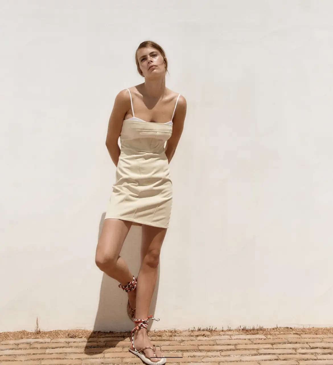 Vestido mini de mujer, color crudo, con tirantes finos y detalle de corpiño estructurado. Ideal para un look fresco y moderno.