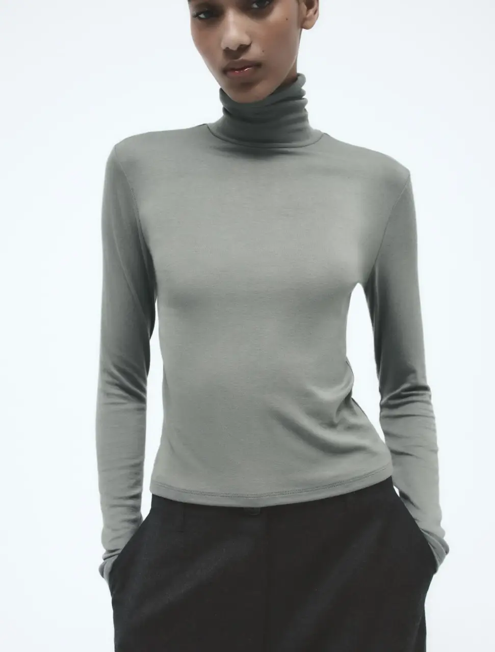 Remera de manga larga con cuello alto en color gris. Ideal para un look moderno y versátil.