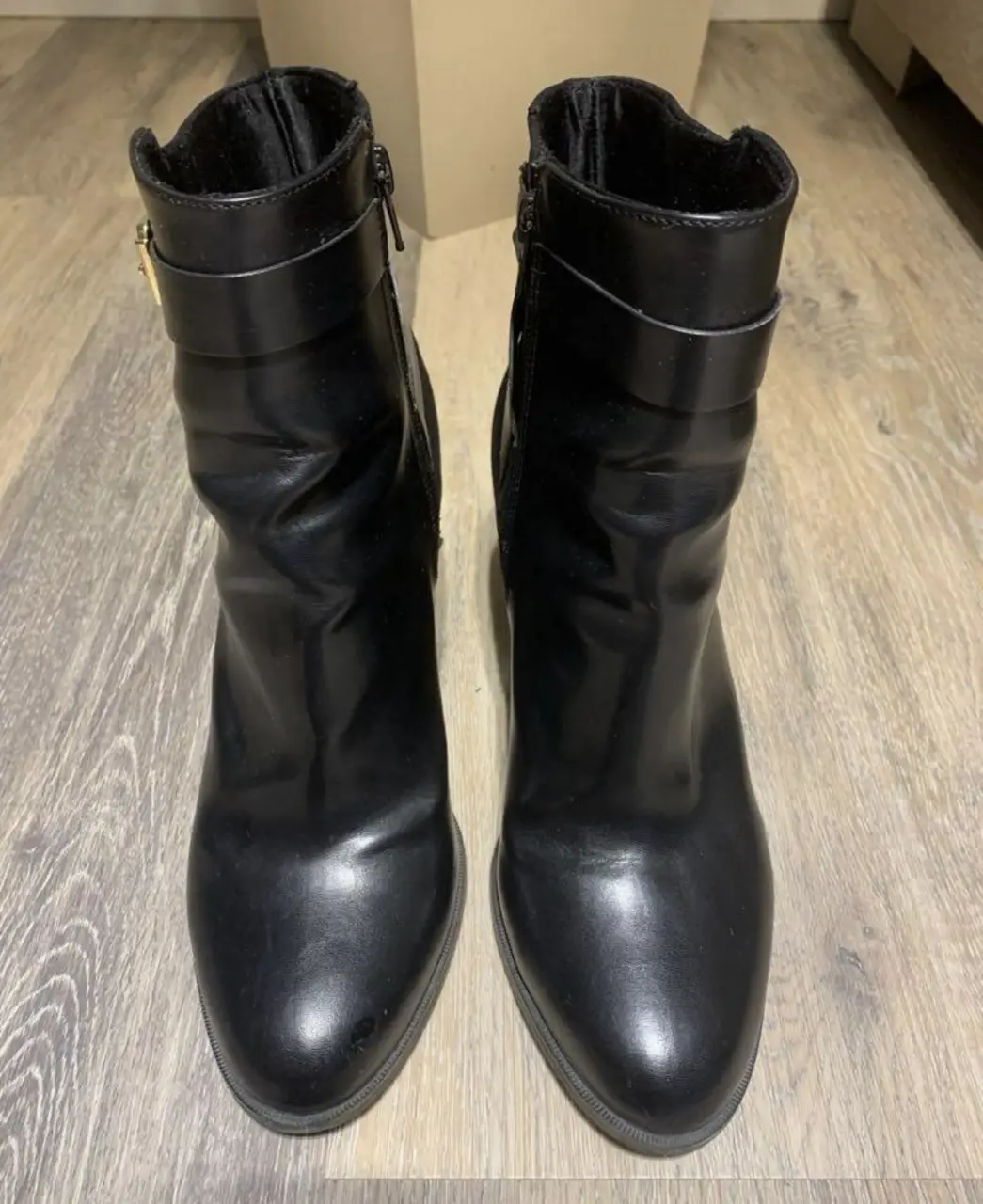 Botines negros de cuero sintético con detalles de hebilla dorada y cierre en el lateral. Talle 39.