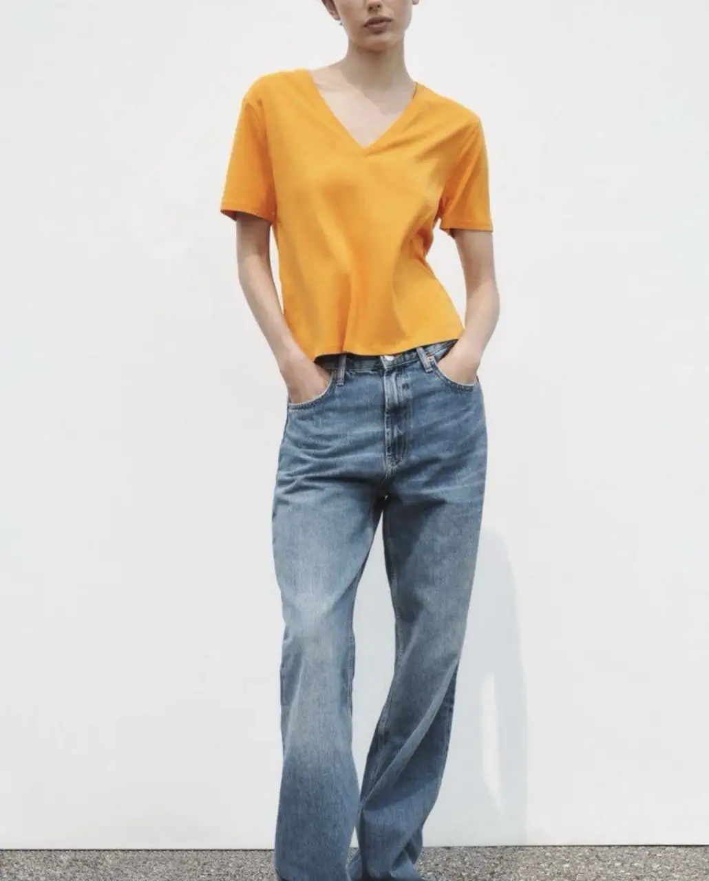Remera de mujer con cuello en V, color mostaza. Ideal para un look casual y cómodo.
