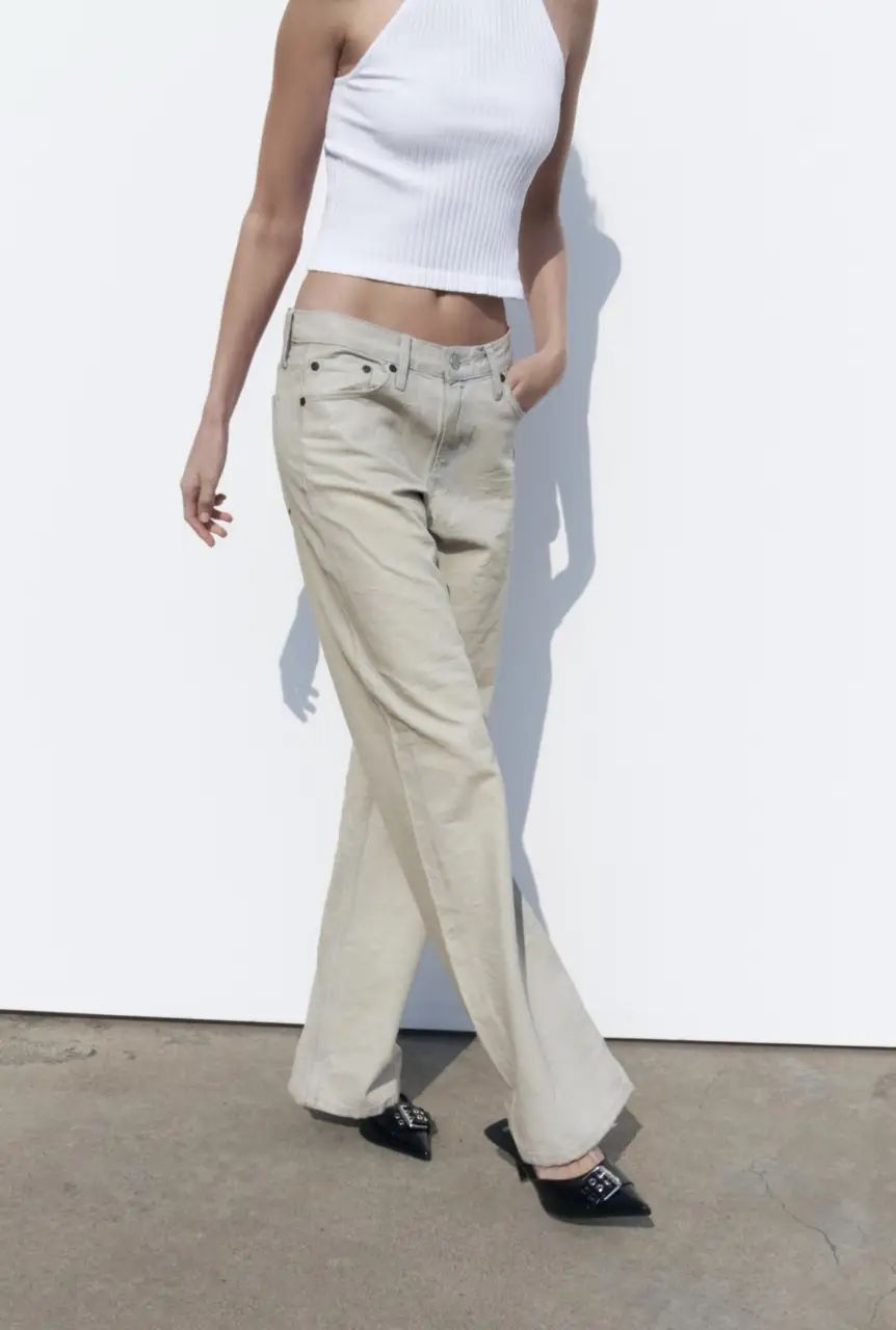 Pantalón de jean recto color crudo, con un efecto arrugado. Tiro medio y calce holgado. Ideal para un look casual y moderno.