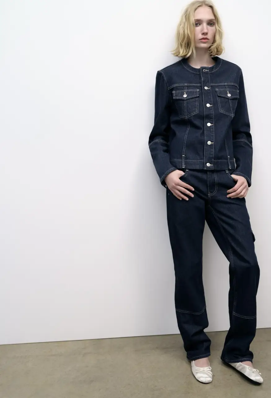 jean recto con bolsillos cargo y detalles de costura en contraste. Ideal para un look casual y moderno.