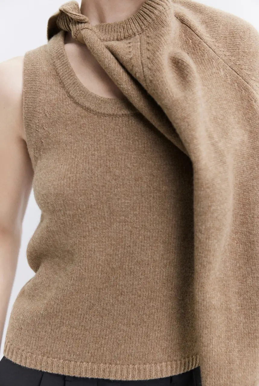Top sisa de lana color marrón. Ideal para un look casual y cómodo.