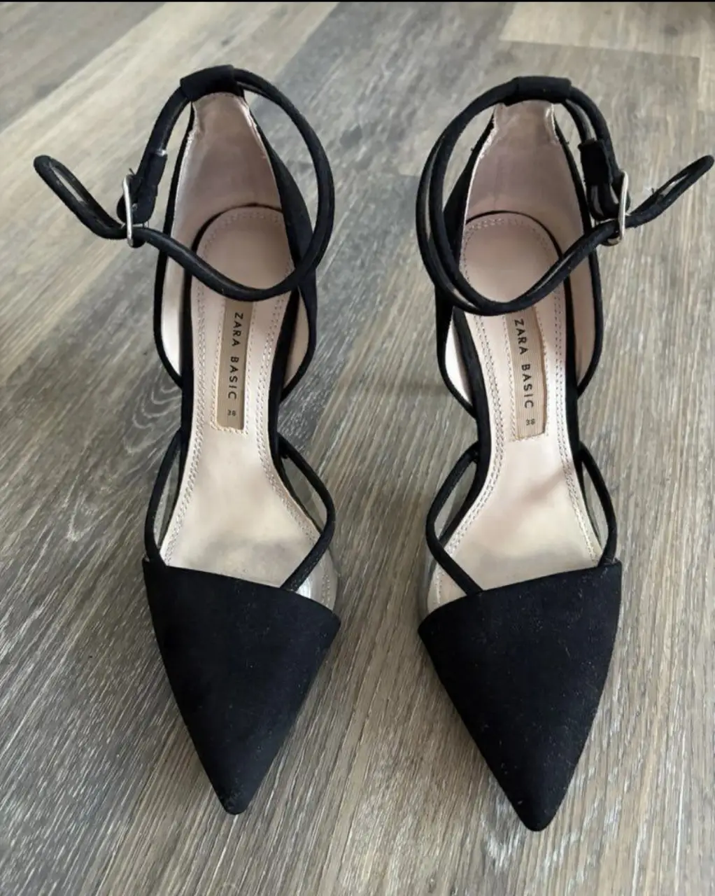 Zapatos de taco alto negros de Zara Basic, con detalles transparentes y pulsera en el tobillo. Talle 38.