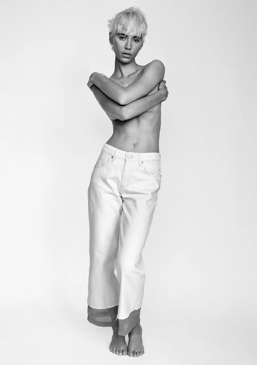 Jeans rectos de mujer en color blanco con detalle de doble tela en el bajo, con un acabado gris. Un clásico renovado para un look moderno y versátil.