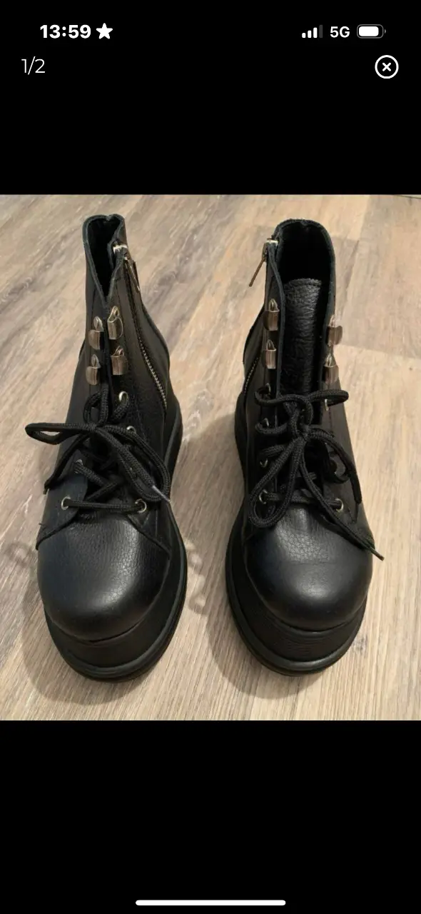 Borcegos de cuero negro con plataforma, cordones y cierre lateral. Ideales para un look rocker y urbano.
