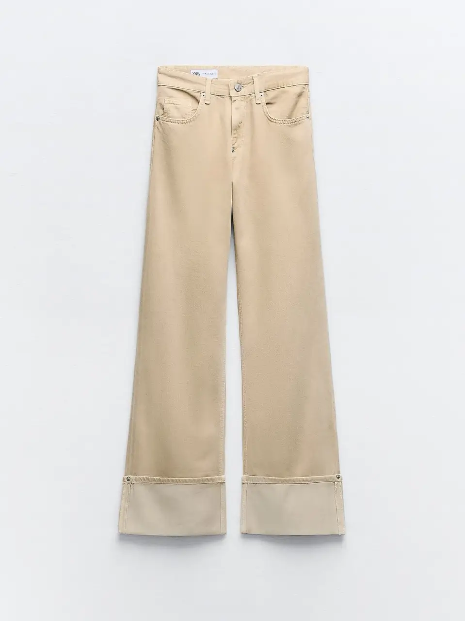 Pantalón de jean recto color crudo con dobladillo en el bajo. Un clásico que no puede faltar en tu guardarropa.