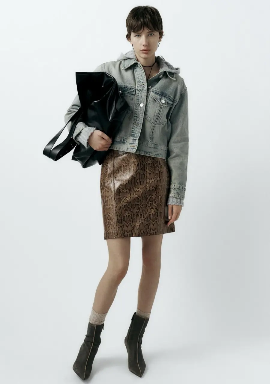 Pollera mini con estampado de serpiente. Ideal para un look moderno y audaz. Combinala con una campera de jean y botines para un outfit canchero.