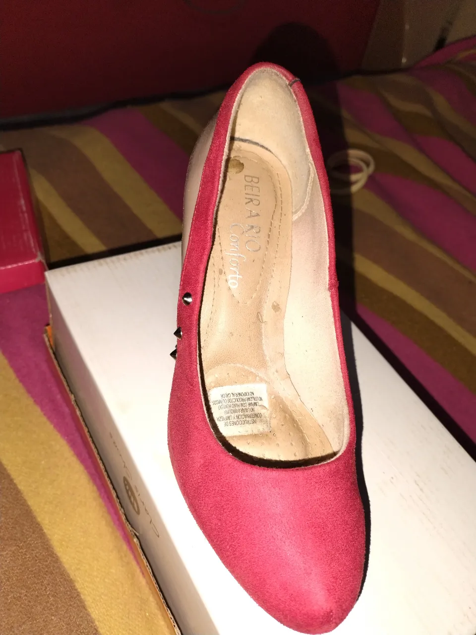 Zapatos de taco alto rojos con detalles en beige. Diseño elegante y moderno, ideales para ocasiones especiales.
