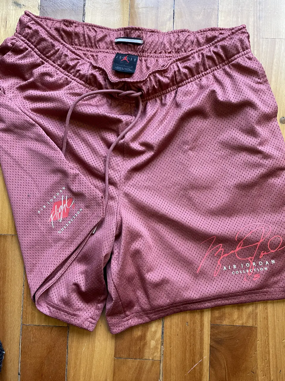 Short deportivo de hombre, color marrón, con el logo de Air Jordan y Flight Collection estampado. Cuenta con cintura elastizada y cordón para ajustar. Ideal para entrenar o usar en el día a día.