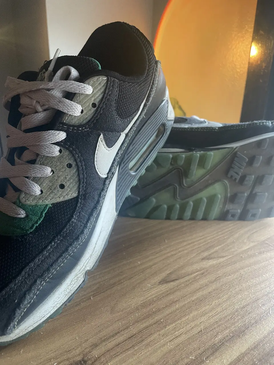 Zapatillas Nike Air Max 90 negras con detalles en negro y verde. Talle 9.5 US. Ideales para un look casual y deportivo.