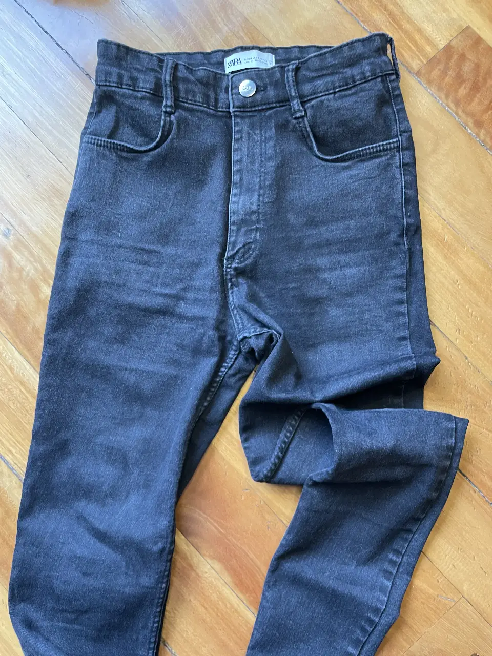 Jeans de mujer tiro alto, color negro, de la marca Zara. Un clásico para cualquier ocasión.