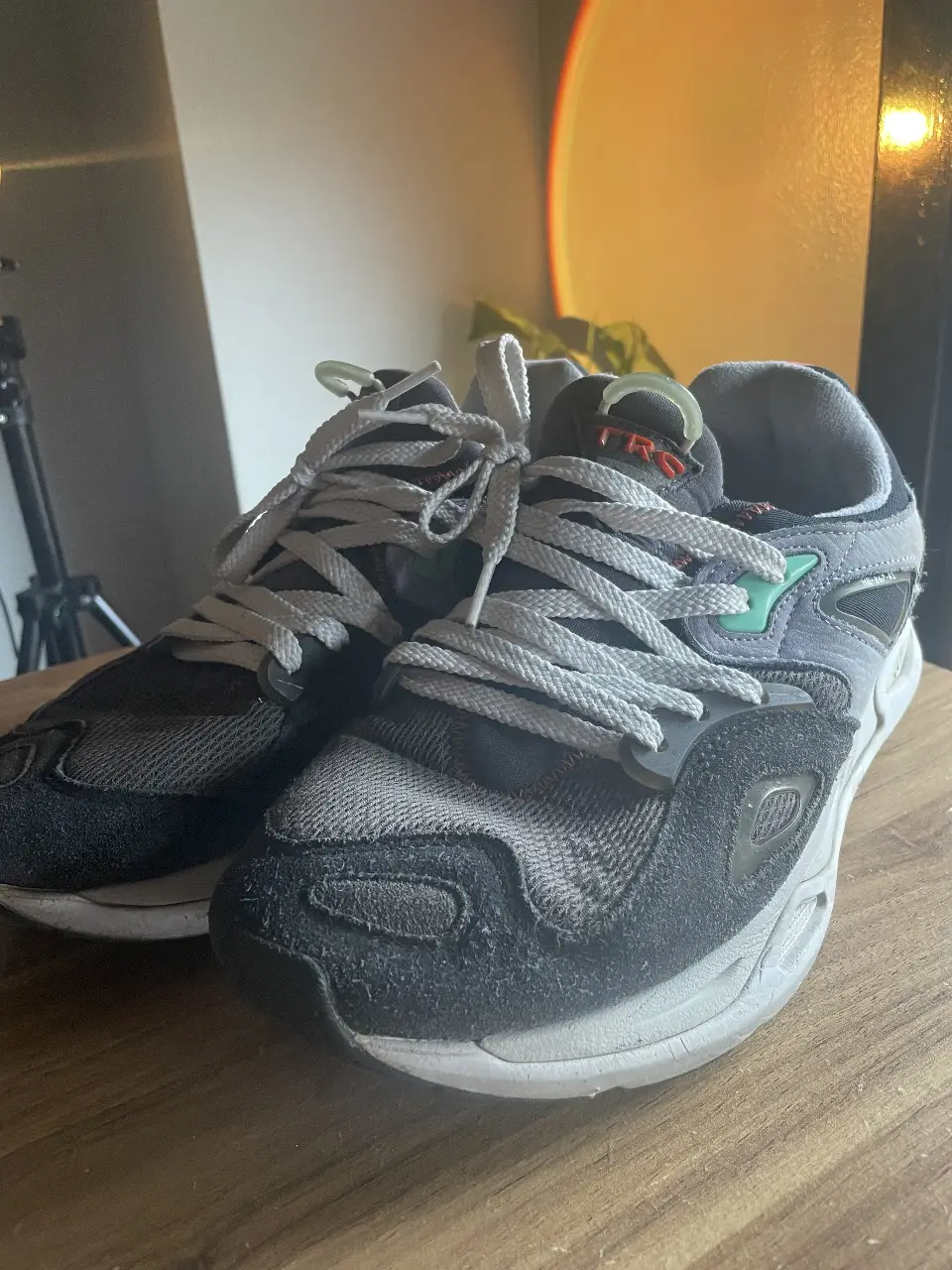 Zapatillas Puma de hombre, modelo retro con detalles en gris y negro. Ideales para un look casual y urbano.