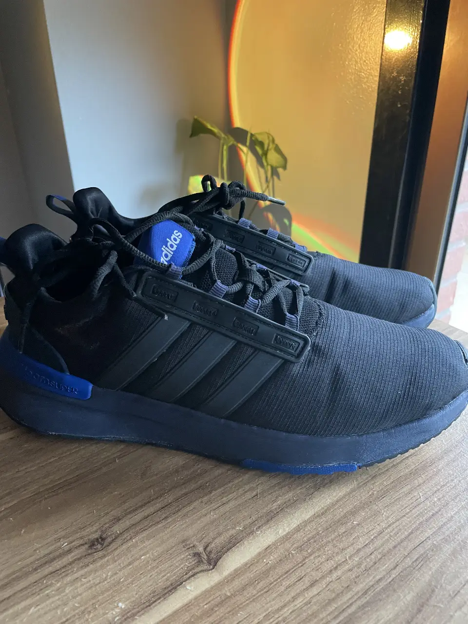 Zapatillas Adidas negras con detalles en azul, ideales para running y uso diario. Talle 41.5, diseño moderno y cómodo.