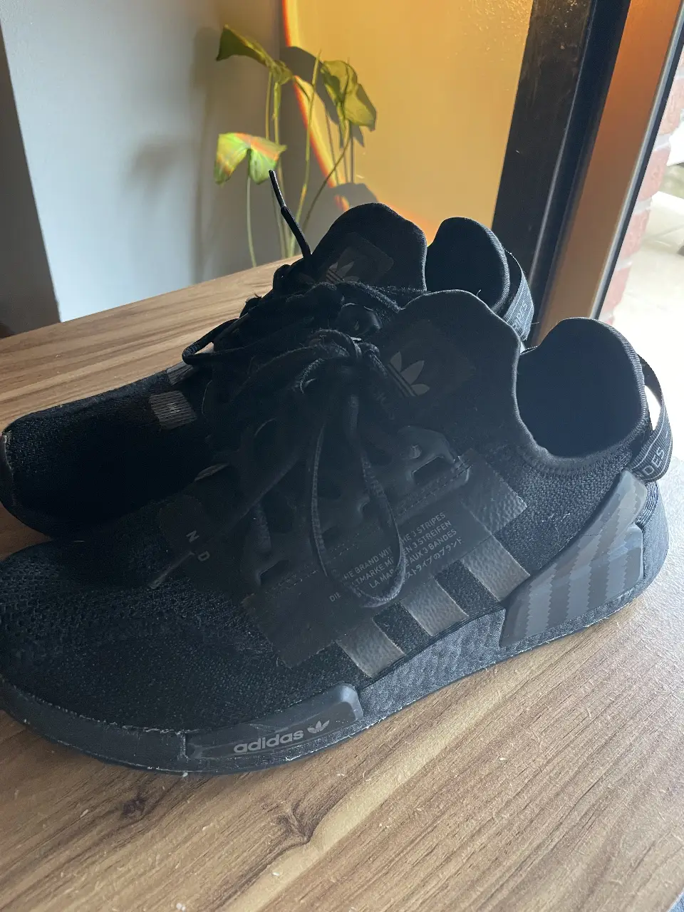 Zapatillas Adidas NMD totalmente negras, ideales para un look urbano y deportivo. Importadas Talle 8.5 US.