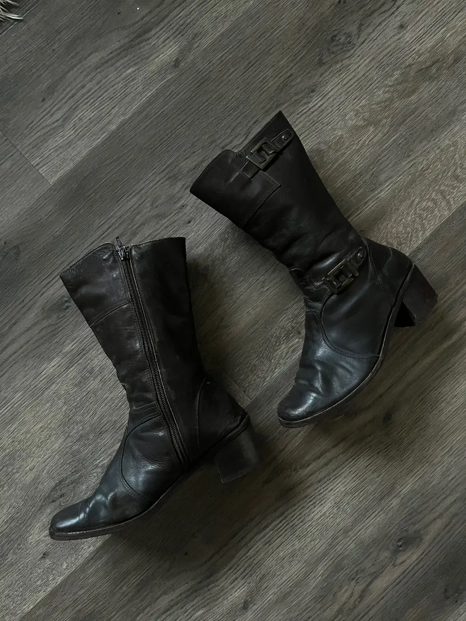 Botas de cuero negro de caña alta con detalles de hebillas y cierre lateral. Onda vintage, con cualquier jean o pollera queda muy canchero.
