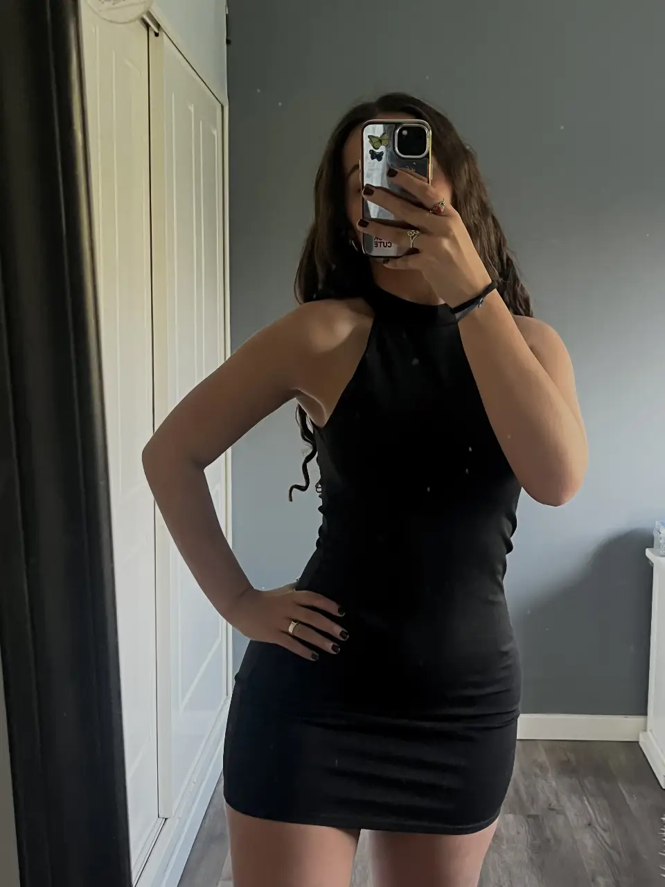 Vestido  negro, con cuello alto. Ideal para una salida nocturna o evento especial. Es muy versatil para cualquier ocasión. Un blazer o botas y el outfit cambia completamente. Basico mega util! ❤️‍🔥