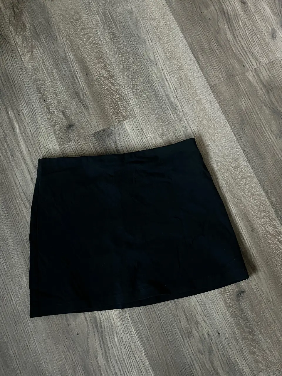Minifalda negra básica, ideal para un look casual o para salir. Confeccionada en un tejido suave y cómodo, perfecta para combinar con diferentes tops y calzado. El basico mas versatil que hay. Marca DAMONTÉ
